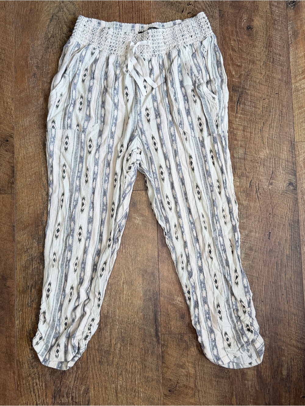 Rewash Women’s Elastic Waist Pockets Ruched Capri Pants Aztec Print Large